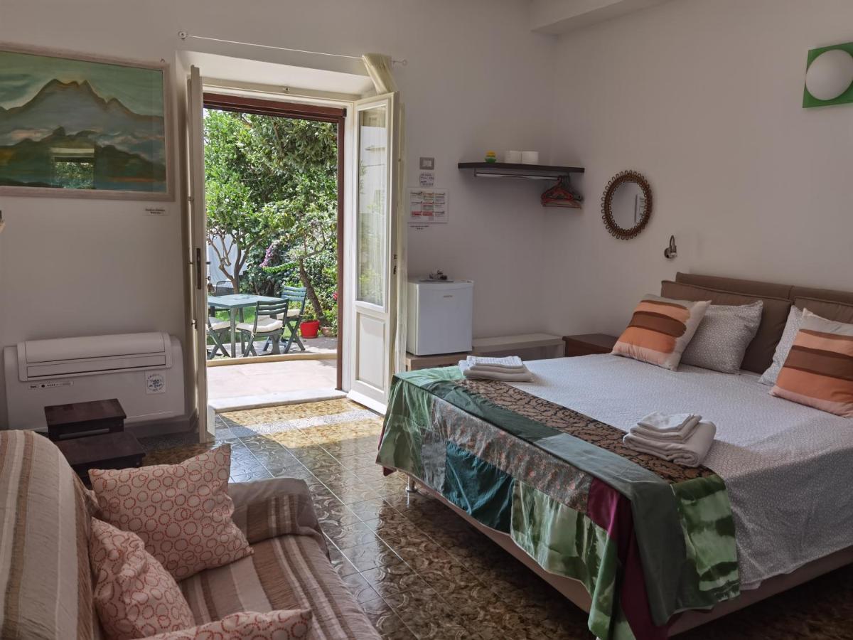Il Giardino Di Tatiana Rooms & Breakfast La Maddalena  Eksteriør billede